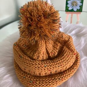 🛍NWOT Warm Knit Confetti Beanie with Pom Pom by Wrapables 🛍
